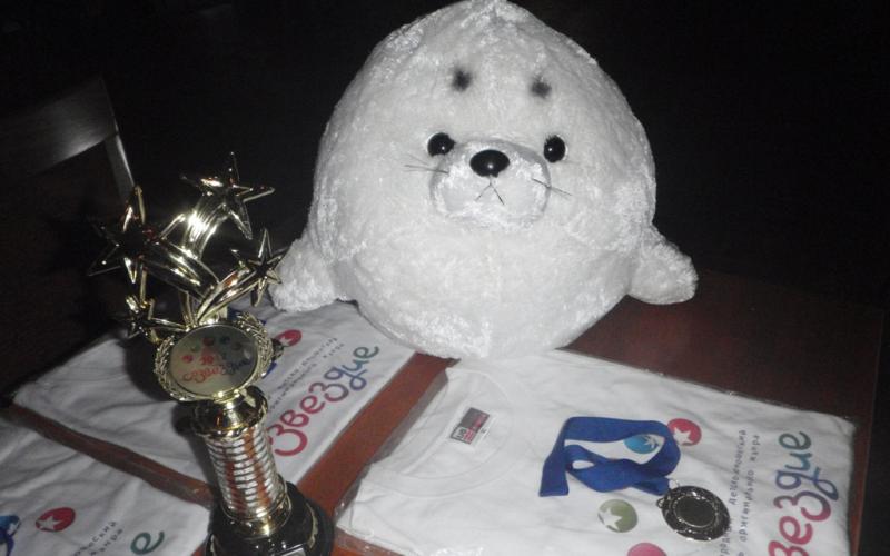 Osa festivaaleilta saaduista palkinnoista kerättynä hotelli Ivalon aamiaispöydälle.