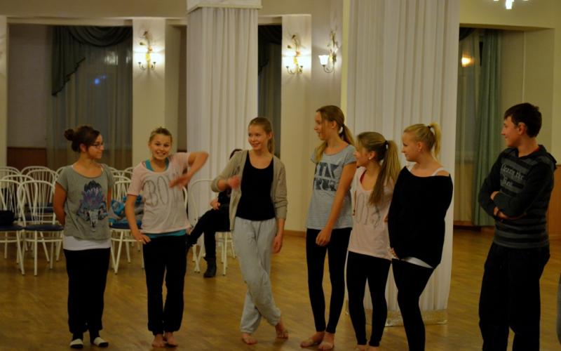 Työpaja lauantaina 3.11 oli opettavainen kokemus. Työpaja alkoi itsekeksityillä tervehdyksillä kuten kuvasta näkyy.